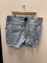 Load image into Gallery viewer, Levi Shorts Size 18/20
