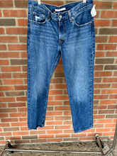 Load image into Gallery viewer, Levi Denim Size 7/8 (29)
