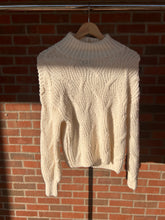 Load image into Gallery viewer, American Eagle Sweater Size Small
